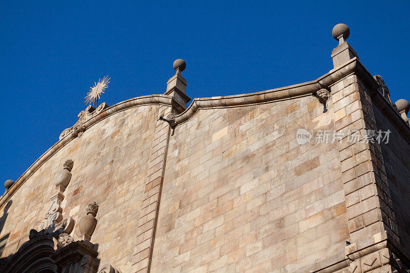 巴塞罗那Barri Gotic的古老历史立面，顶部有星星